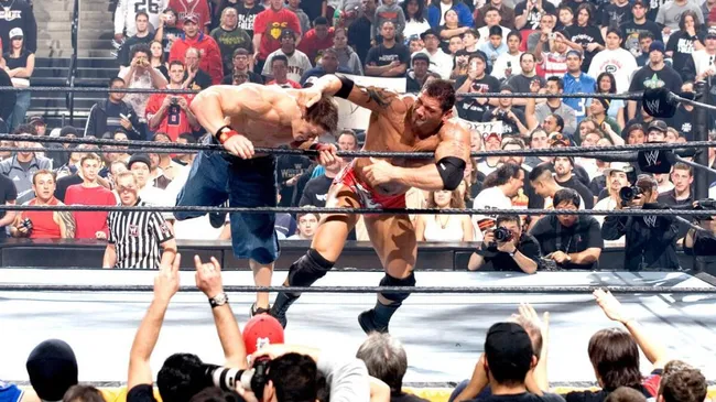 Cena y Batista cayeron del ring a la vez, en un final que nadie hubiera esperado.