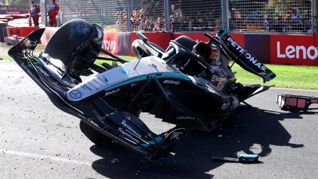 La peligrosa posición en que quedó el auto de Russell tras chocar en Australia.