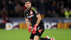 Dibu Martínez tuvo un flojo partido en la derrota de Aston Villa.