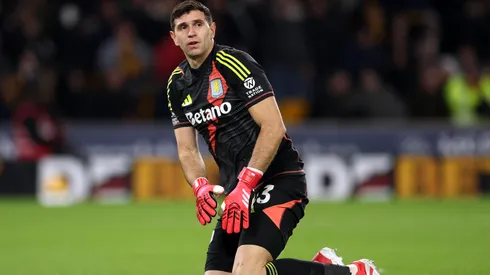 Dibu Martínez tuvo un flojo partido en la derrota de Aston Villa.