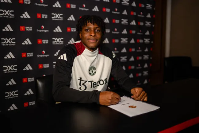 Patrick Dorgu fichó por Manchester United hasta 2030.