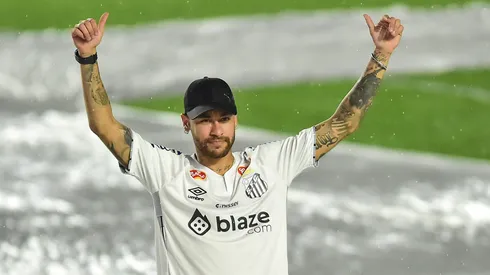 Neymar en su presentación en Santos.