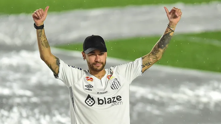 Neymar en su presentación en Santos.