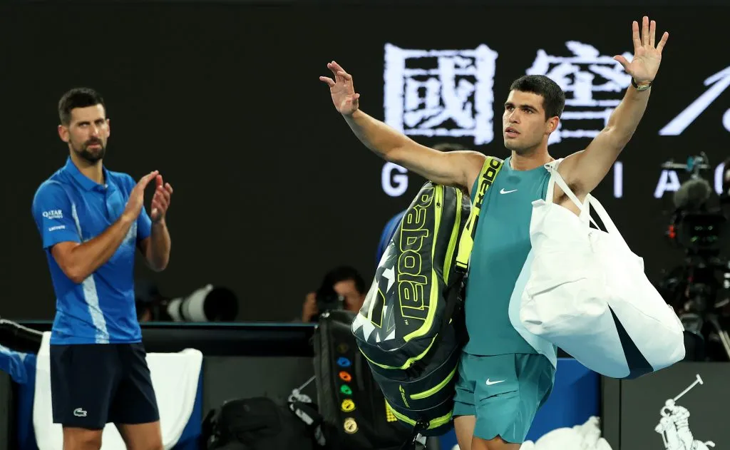Nole aplaude a Alcaraz tras vencerlo en Melbourne. (Foto: Getty).