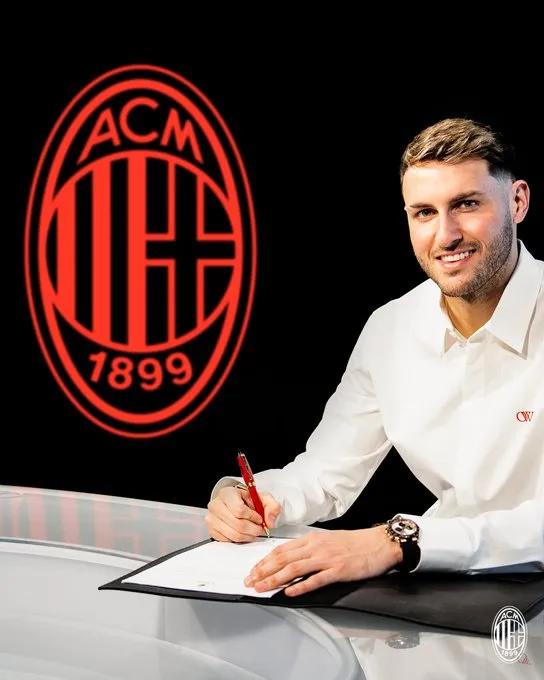 Santiago Giménez durante la firma de su contrato.