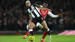 Joelinton y Thomas Partey disputan la pelota en el partido de ida de la semifinal de la EFL Cup entre Newcastle y Arsenal.