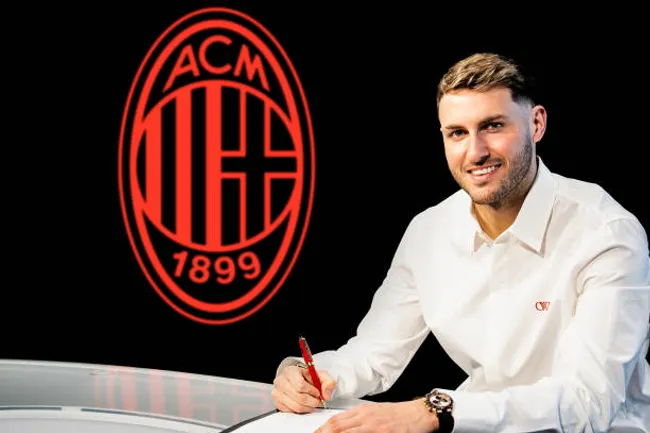 Santiago Giménez es el nuevo delantero centro del Milan.