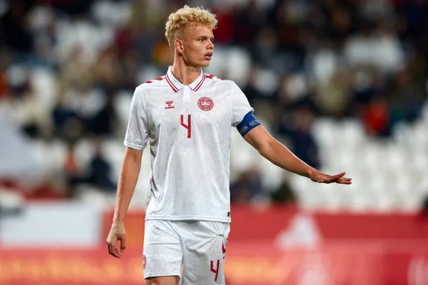 Este último año fue capitán de los seleccionados juveniles de Dinamarca y titular en el ascenso del Vejle.