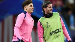 Julián Álvarez y Rodrigo De Paul regalaron sus camisetas que usaron vs. Getafe a hinchas que se hicieron presentes en el Estadio Metropolitano.