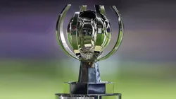 El trofeo de la Supercopa Internacional.