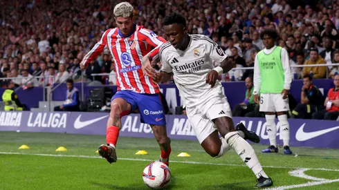 Rodrigo De Paul y Vinicius Júnior disputan la pelota en el empate 1-1 en el anterior derbi de Madrid.