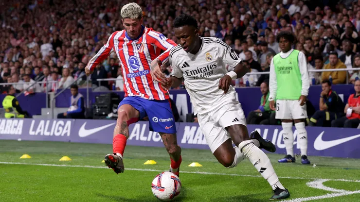 Rodrigo De Paul y Vinicius Júnior disputan la pelota en el empate 1-1 en el anterior derbi de Madrid.