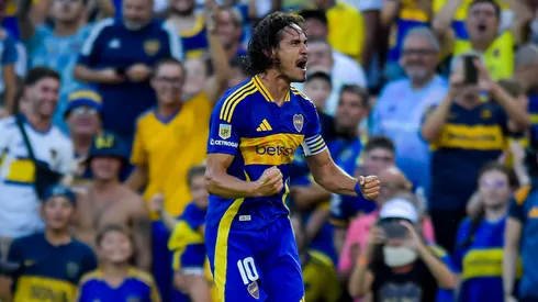 Edinson Cavani grita el tanto que marcó de tiro libre contra Huracán en La Bombonera.