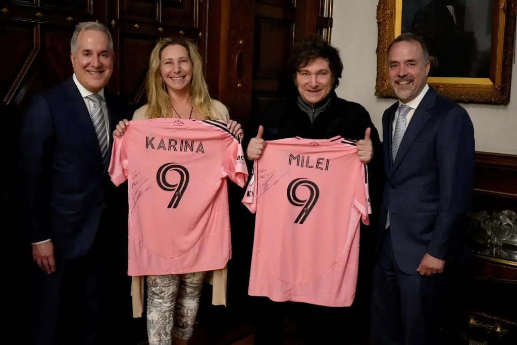 Karina y Javier Milei con las camisetas autografiadas por Messi.