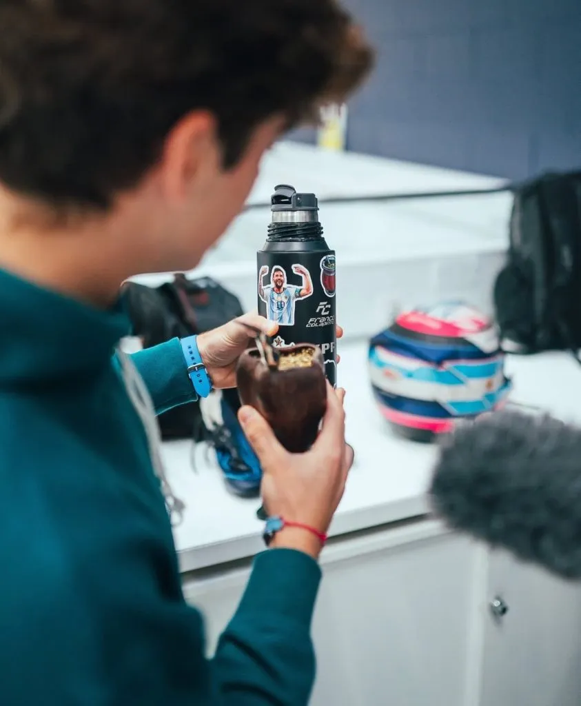 Franco Colapinto junto a su termo.