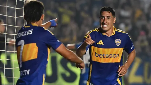 Exequiel Zeballos y Miguel Merentiel festejan uno de los tantos en la goleada por Copa Argentina ante Monte Maíz.