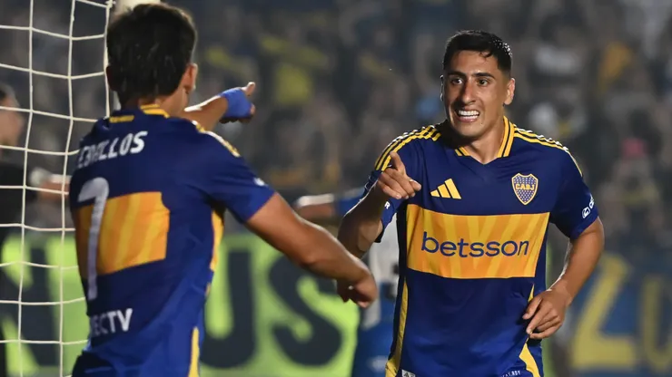 Exequiel Zeballos y Miguel Merentiel festejan uno de los tantos en la goleada por Copa Argentina ante Monte Maíz.