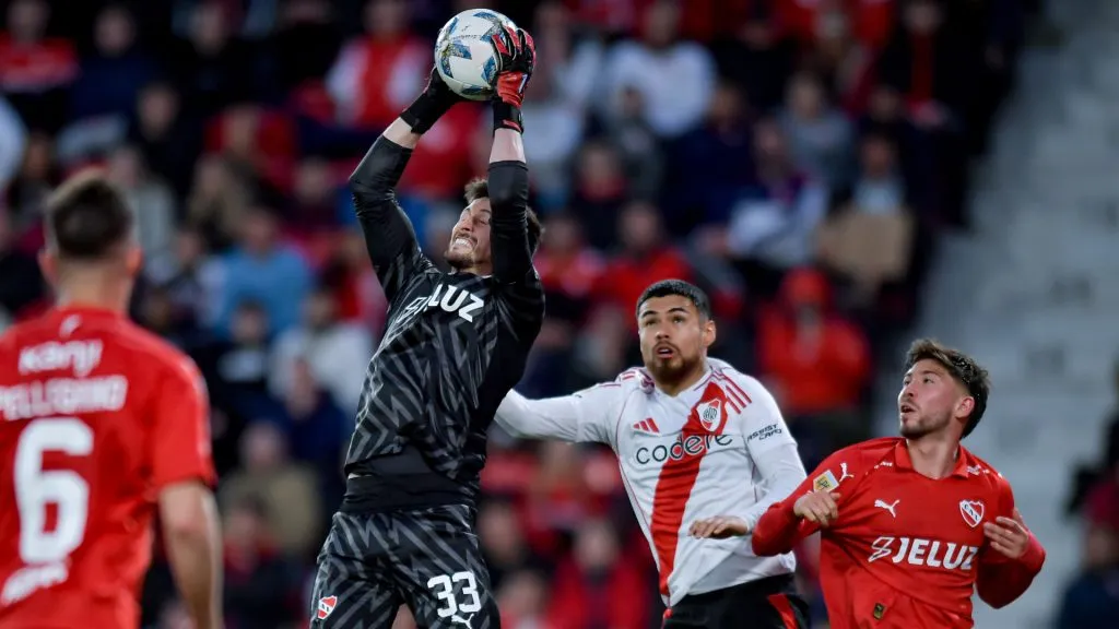 Rodrigo Rey y Paulo Díaz en el último Independiente-River que se jugó en el Estadio Libertadores de América.