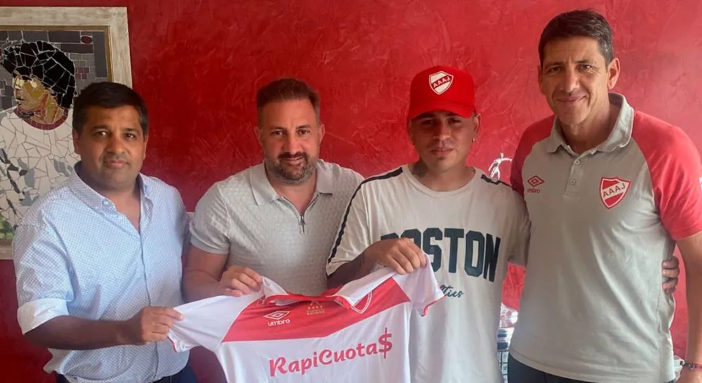 Barboza en la firma del contrato junto a Cristian Malaspina, presidente de Argentinos.