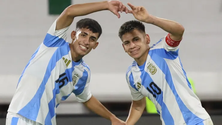 Echeverri festeja uno de sus goles con Obregon.