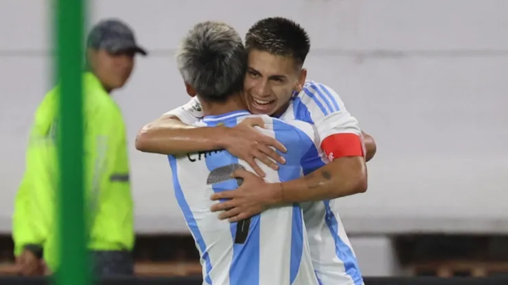 El abrazo de Echeverri con Maher Carrizo.