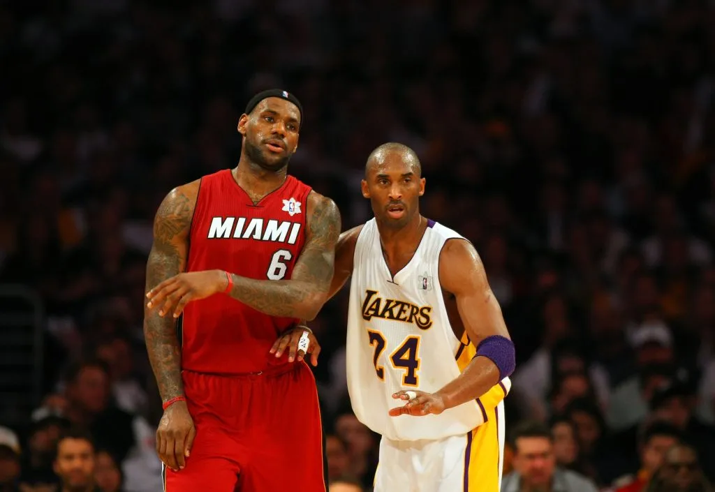 LeBron James y Kobe Bryant en un juego de Miami Heat – LA Lakers, en 2010. (Victor Decolongon/Getty Images)