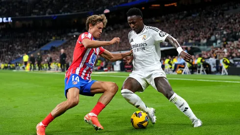 Vinícius y Llorente luchan en el Derbi de Madrid.
