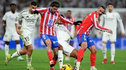 Rodrigo de Paul, peleando por la pelota en el derbi.