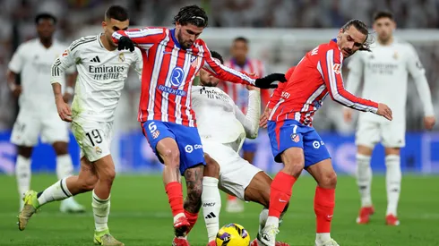 Rodrigo de Paul, peleando por la pelota en el derbi.