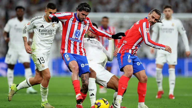 Rodrigo de Paul, peleando por la pelota en el derbi.