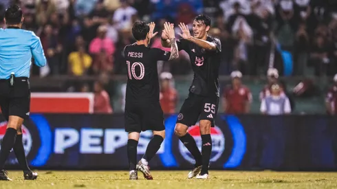 Lionel Messi y su saludo con Redondo.