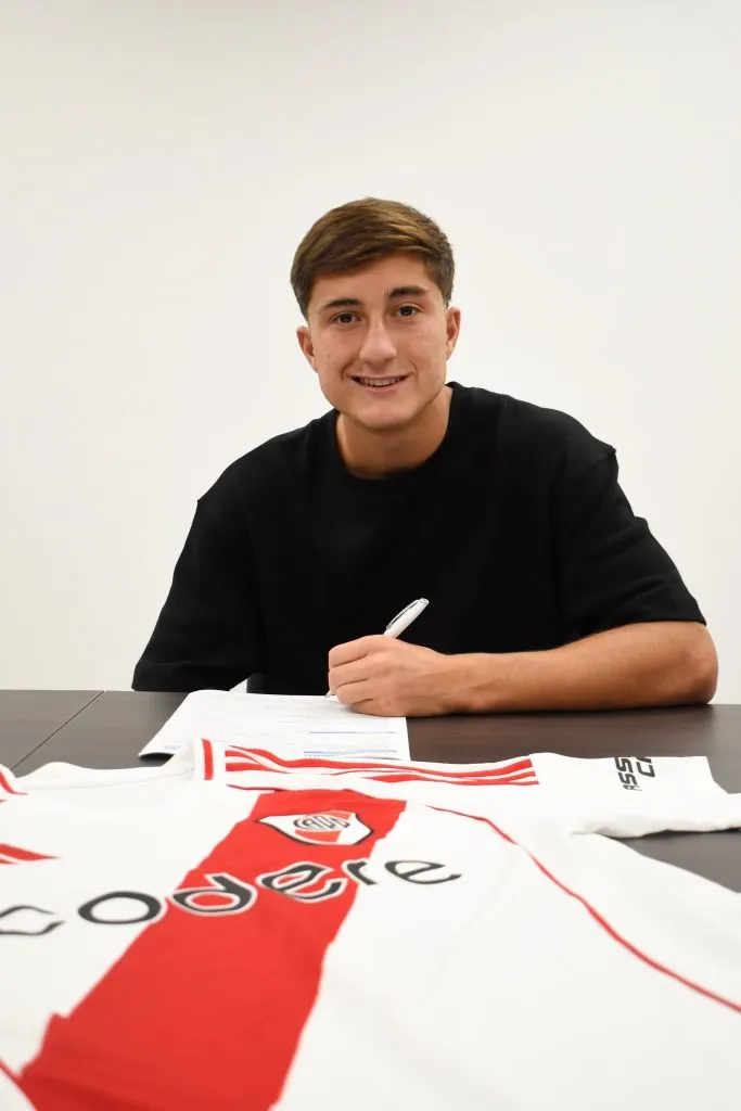 Agustín De La Cuesta firmó su primer contrato con River. (Foto: Prensa River).