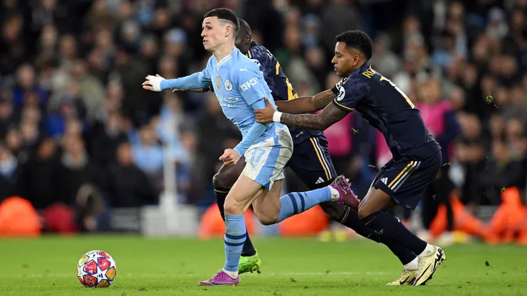 Phil Foden escapa a la marca de Rodrygo en el duelo de cuartos de final de la Champions League 2023-2024.