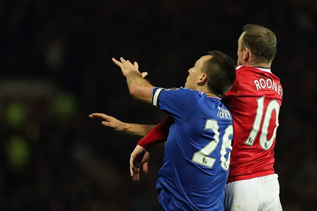 Terry y Rooney luchando en el aire, una de las fortalezas del central del Chelsea.