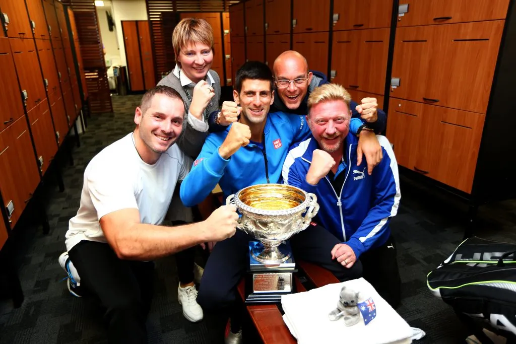 Nole junto a Becker y el resto del equipo tras ganar el Abierto de Australia 2015. (Foto: Getty).