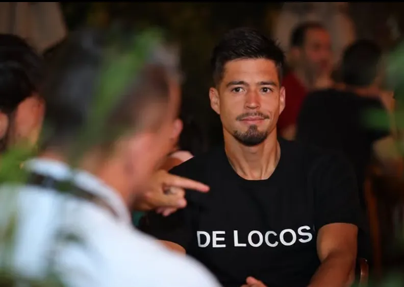 Paz con su propia marca de ropa, De Locos. (Foto: @juanp_paz).