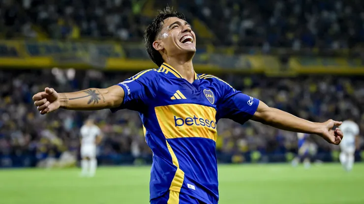 Exequiel Zeballos celebra su gol para Boca Juniors contra Independiente Rivadavia de Mendoza.