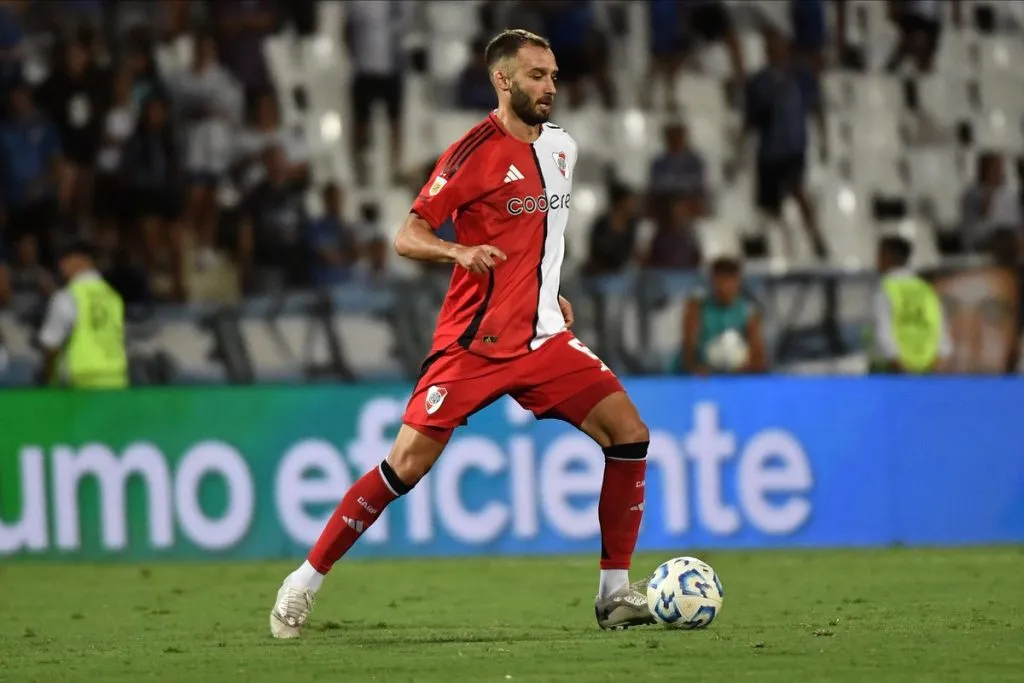 Pezzella con pelota dominada. (Foto: Prensa River)