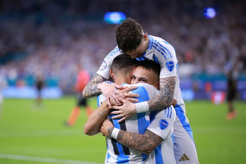 Garnacho celebra con Di María y Lautaro Martínez.