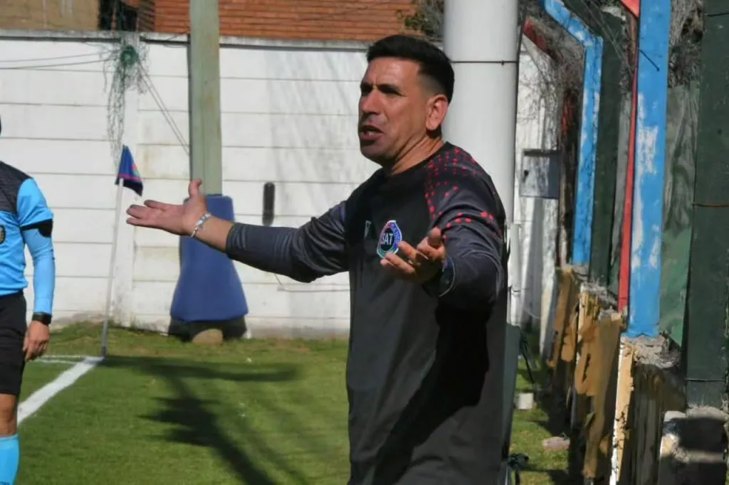 Se retiró en SAT y a los ocho meses le ofrecieron dirigir. Hoy juega en Promocional. Foto SAT.