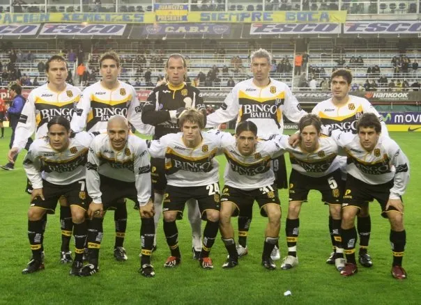 Tavio pasó de manejar un remís a jugar en Olimpo. Foto Archivo.