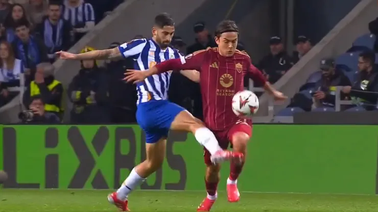Paulo Dybala salió lesionado por la patada de Varela.