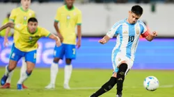 Claudio Echeverri picando su penal.