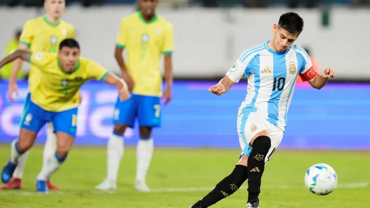 Claudio Echeverri picando su penal.