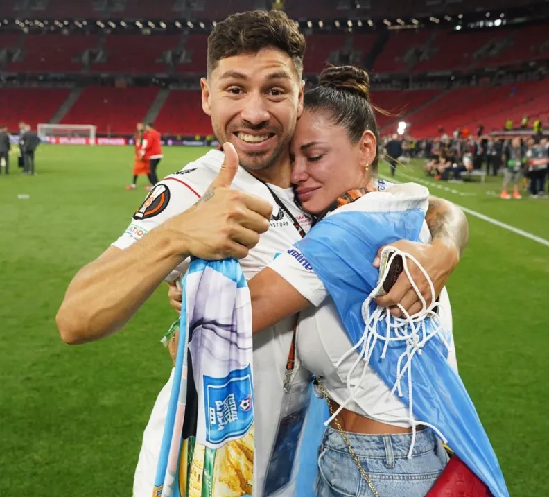 Cachete y Karina tras la conquista de la Europa League con Sevilla. (Foto: @nacucchio.karina).