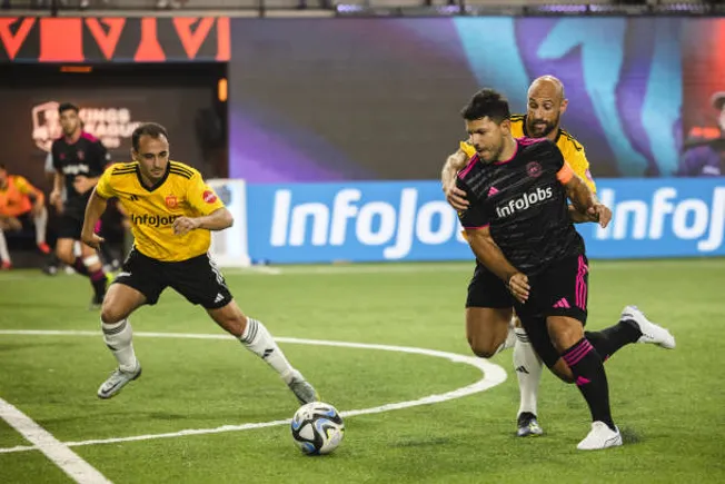 Agüero casi destruye la liga y no precisamente por la diferencia que sacaba en cancha.