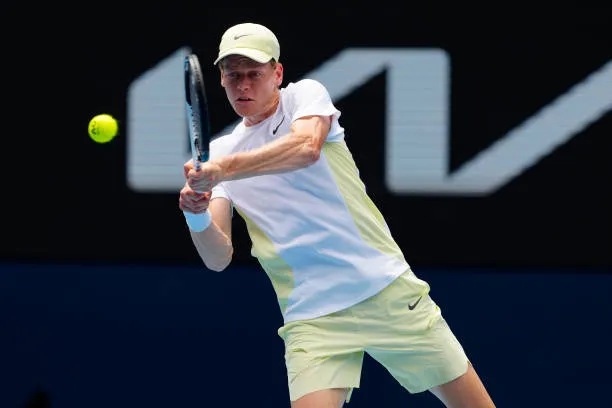 Jannik Sinner sigue liderando.