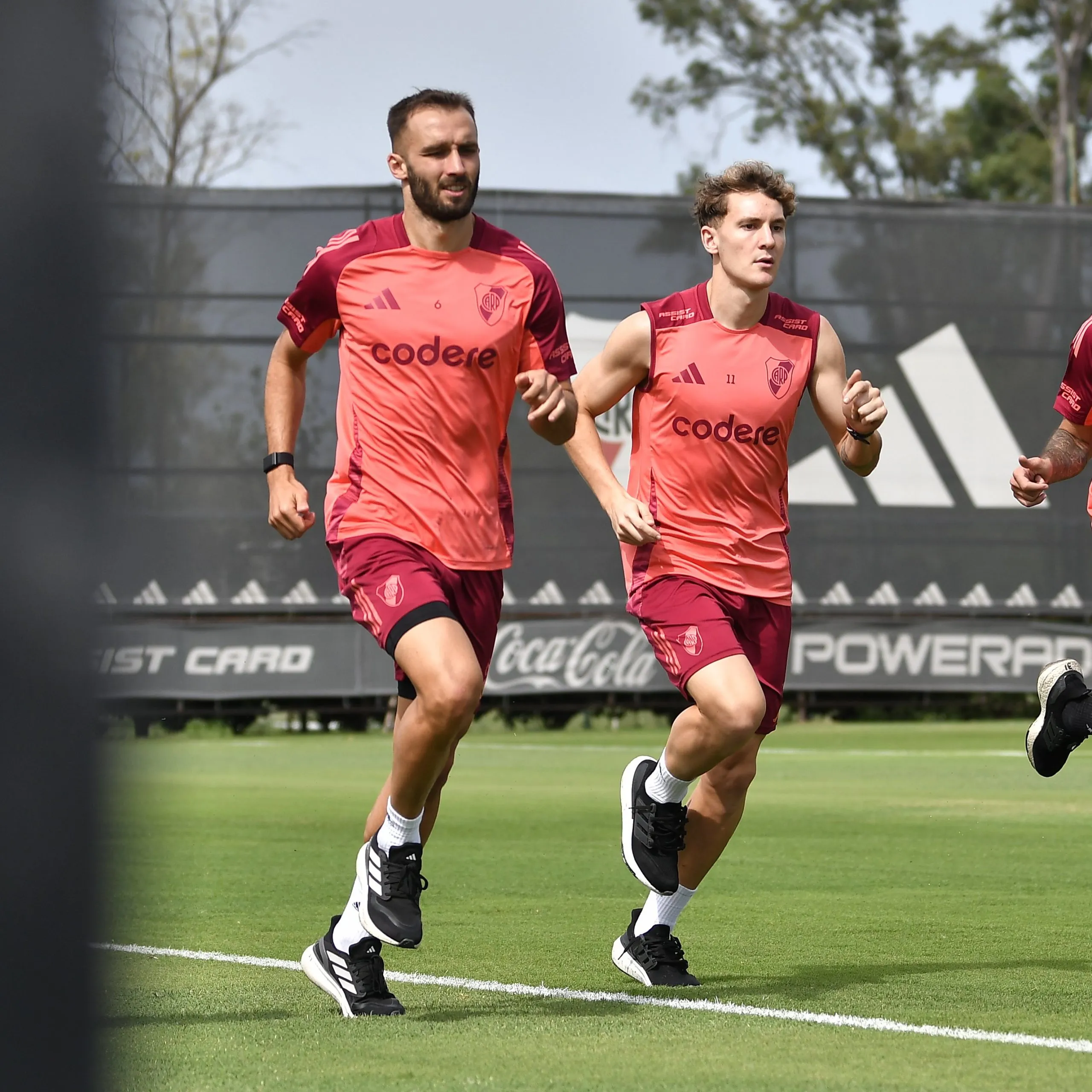 Germán Pezzella y Facundo Colidio, en el entrenamiento de River. (Foto: Prensa River)