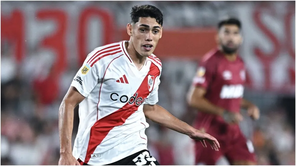 Santiago Lencina ante Lanús.