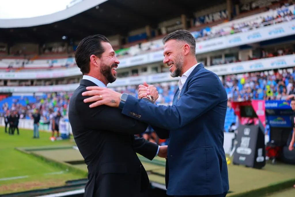 Benjamín Mora -DT de Querétaro- y Demichelis se saludan antes del partido. (Foto: Getty).